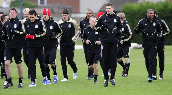 一直在重建的曼联：主教练“死局”，从买C罗回来卖球衣开始