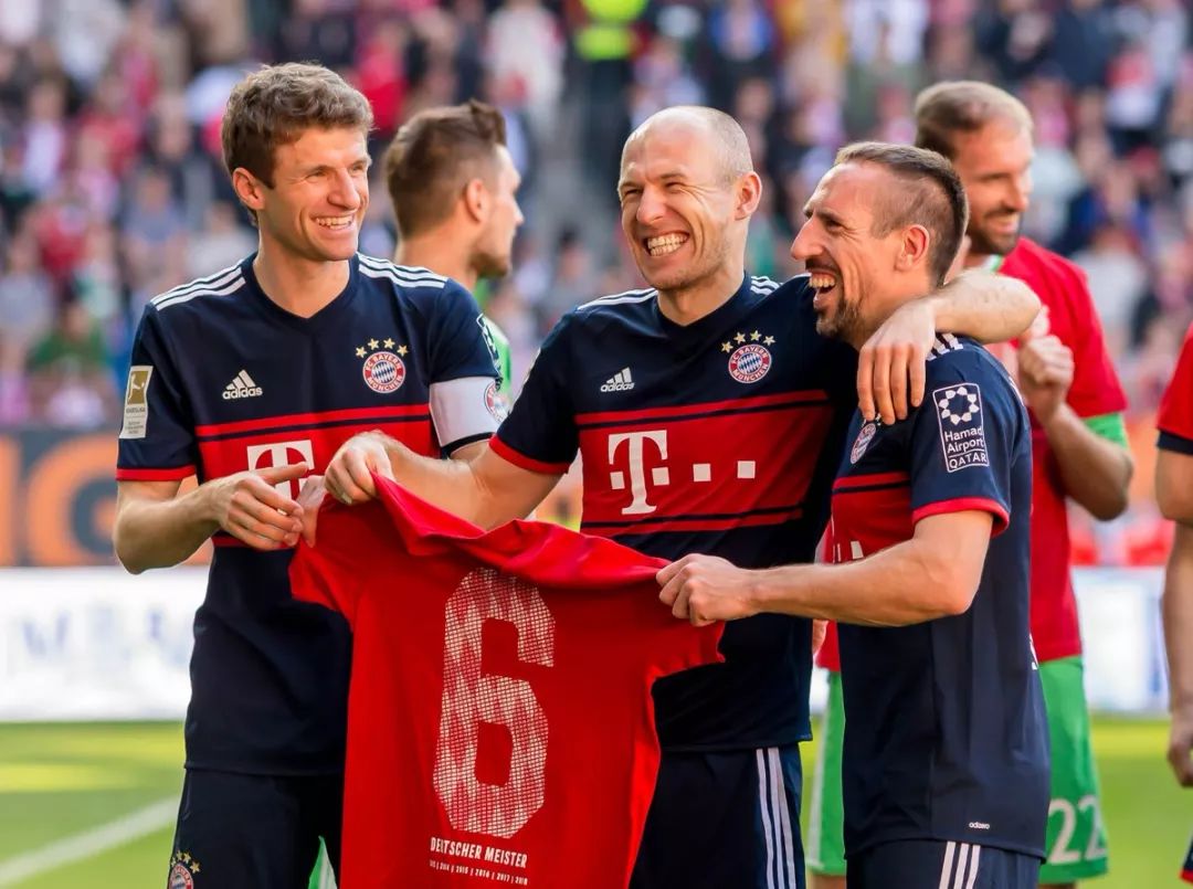 乔丹与伊塞亚·托马斯恩怨再起，托马斯嘲讽乔丹的球鞋和热身服